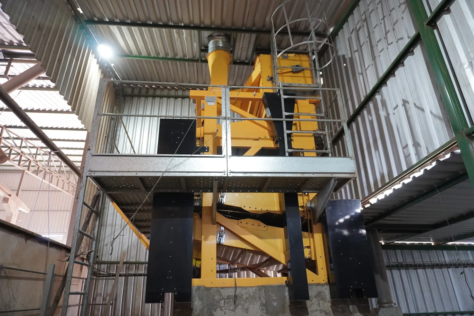 Equipamento de beneficiamento no interior da unidade