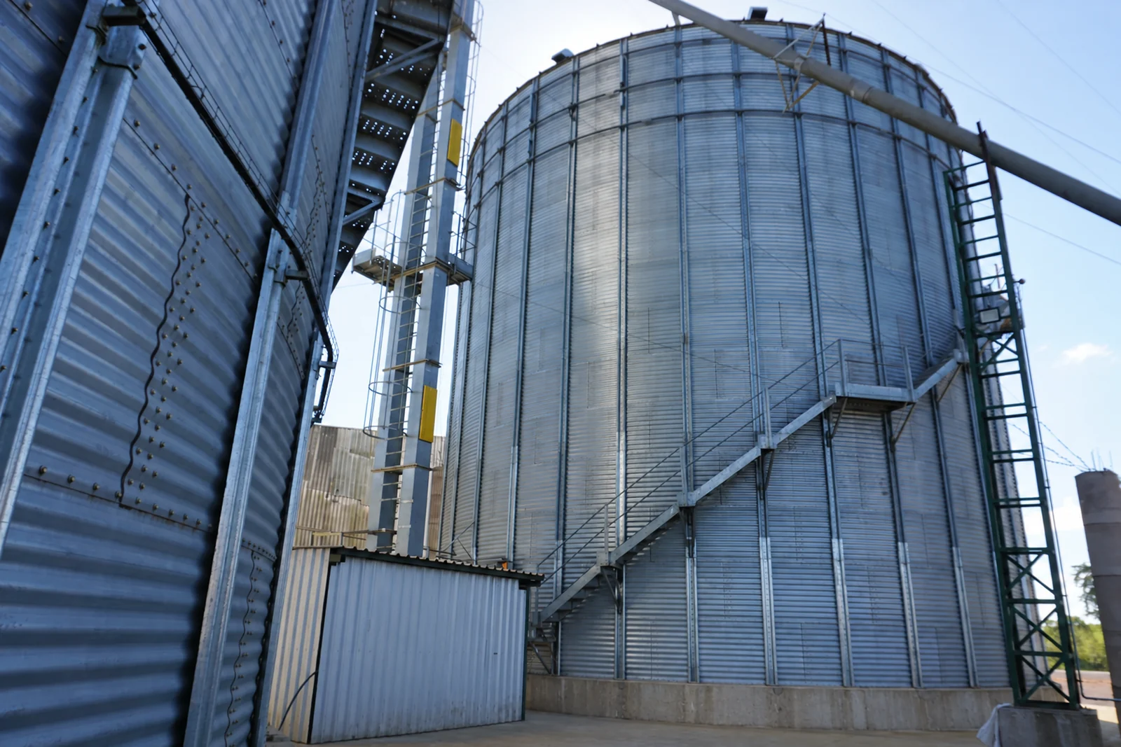 Silo e estrutura lateral limpos na área de armazenagem da Araucária