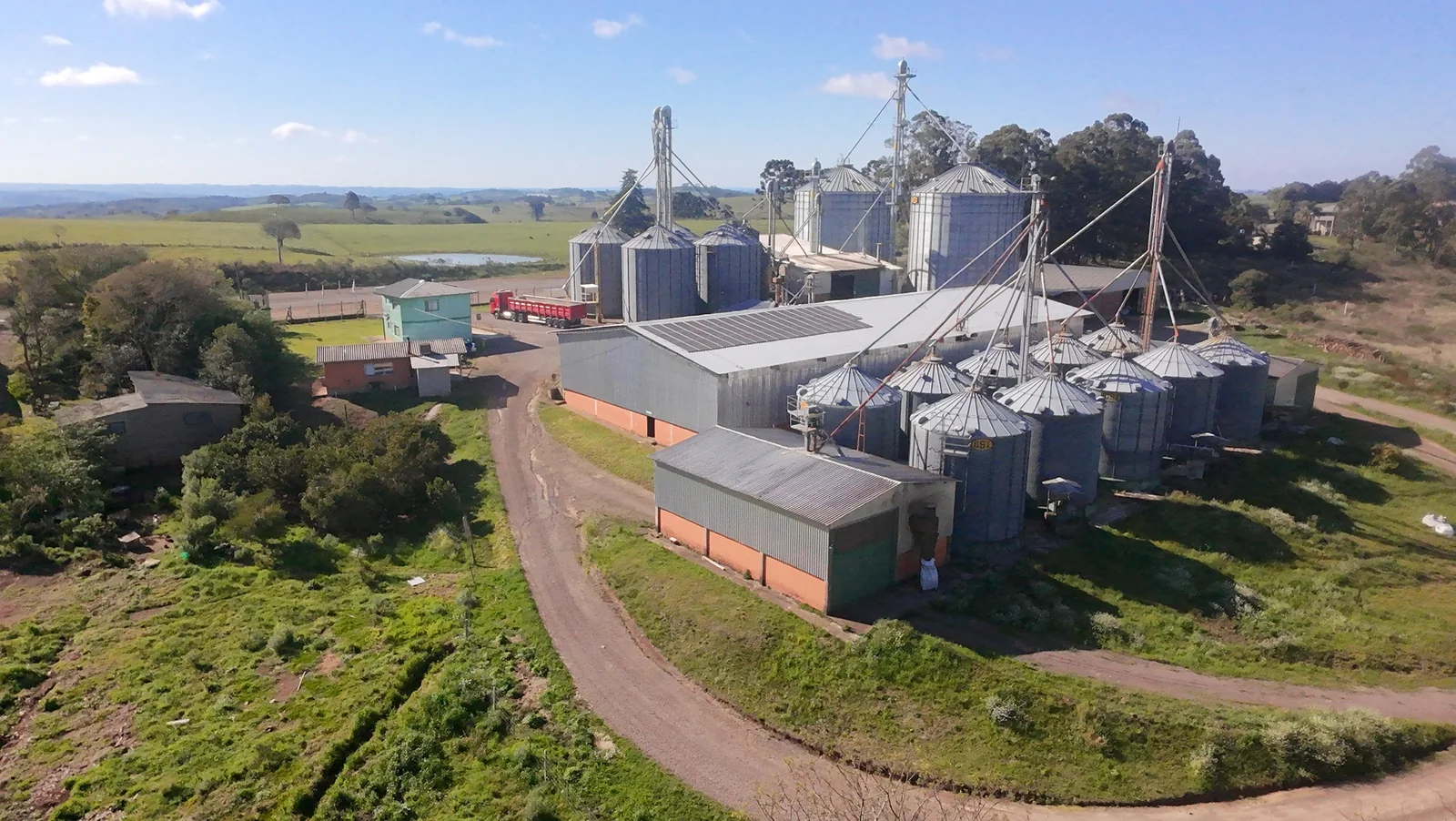 Vista aérea completa dos silos e galpões da unidade de Campestre da Serra